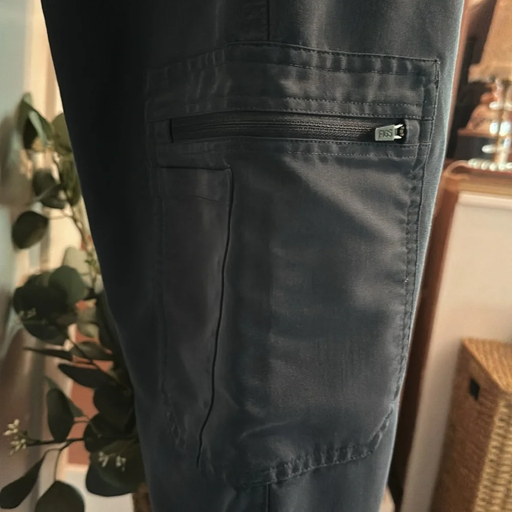 FIGS Cairo cargo Men's Navy blue zipper button drawcord pockets M joggers Pants